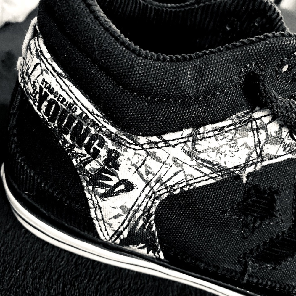 Boy’s Converse Limited Edition size 6